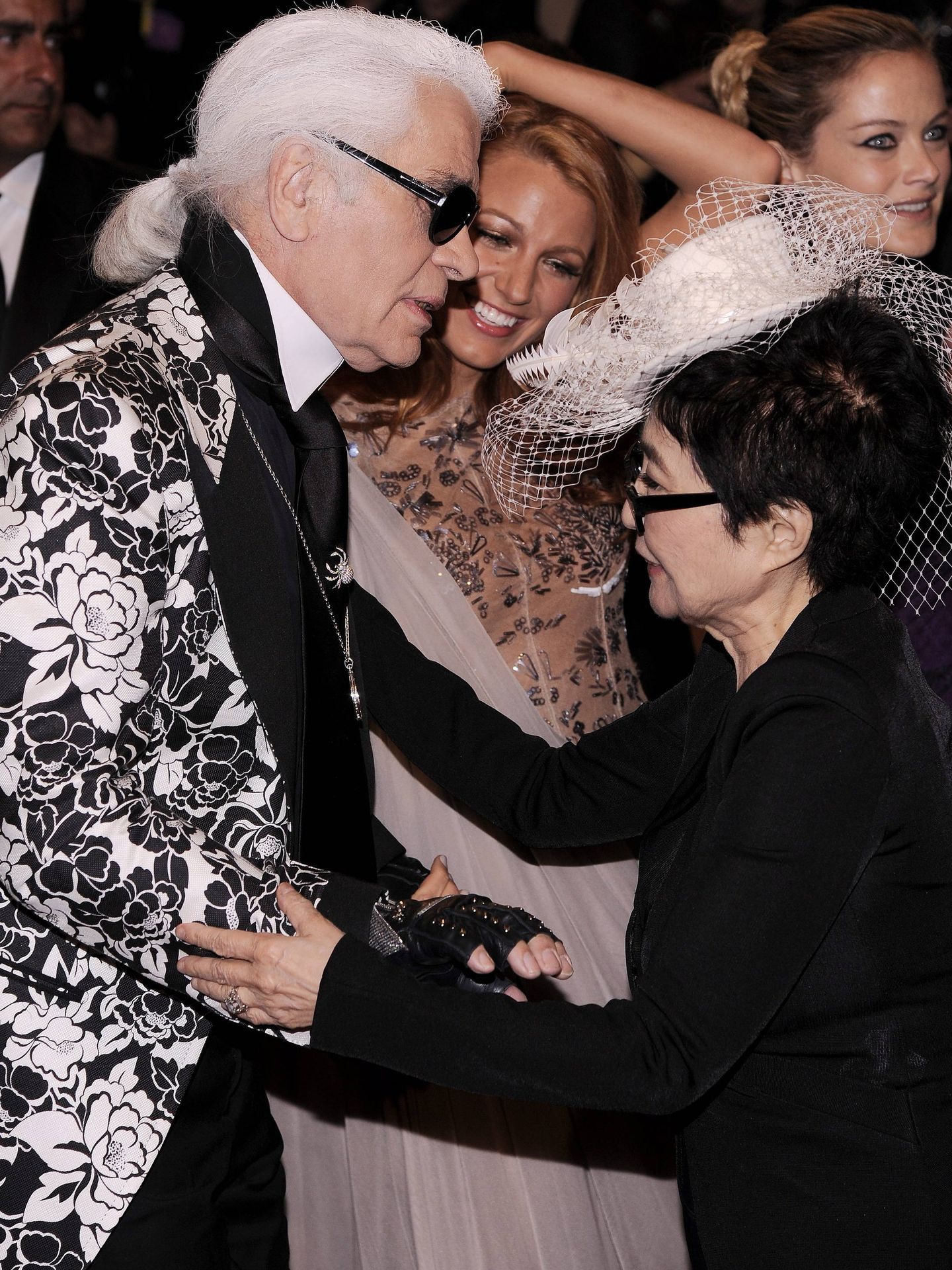 La artista Yoko Ono y el diseñador de moda alemán Karl Lagerfeld, en la gala de 2011. (EFE/Justin Lane)