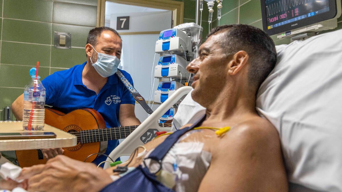 Juanjo Pérez toca ante un paciente. (Cedida)