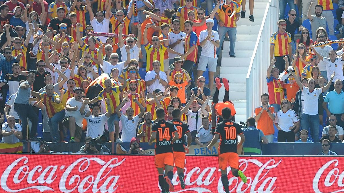La afición del Valencia perdona a Parejo y concentra sus críticas en Peter Lim