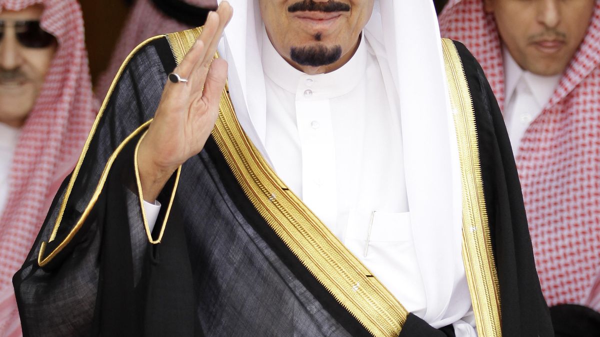 El rey Salman ya se baña en su playa privada de Tánger huyendo de la polémica francesa 