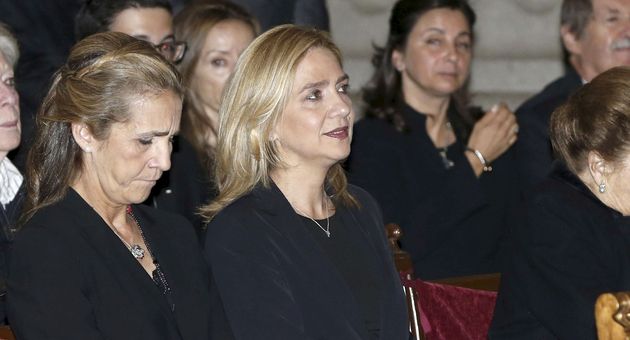 Las infantas Elena y Cristina, en el funeral de doña Pilar, en 2015. (Reuters)