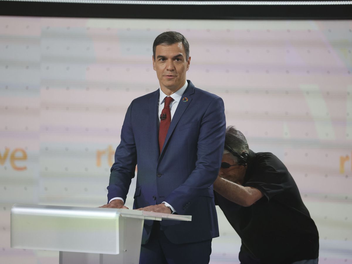 Foto: El candidato a la presidencia del Gobierno, Pedro Sánchez, antes del inicio del debate electoral de RTVE. (EFE/Juanjo Martín)