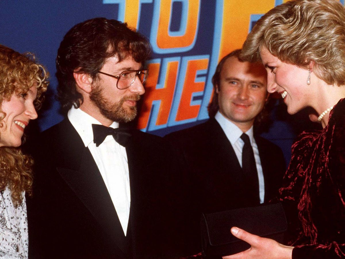 Foto: Diana con Spielberg, su mujer y Phil Collins. (Getty)