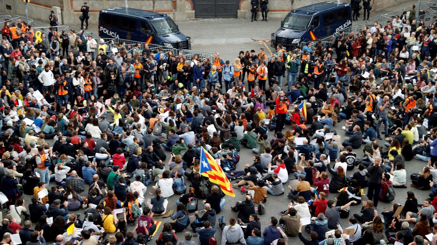 Cientos de personas se concentran ante la sede de la Delegación del Gobierno en Cataluña, convocadas por la plataforma Tsunami Democràtic ante la visita del presidente del Gobierno en funciones, Pedro Sánchez, a Barcelona. (EFE)