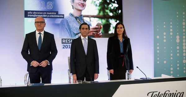Foto: El presidente ejecutivo de Telefónica SA, José María Álvarez-Pallete, acompañado por la directora de Finanzas y Control, Laura Abasolo, y el consejero delegado, Ángel Vilá Boix (i). (EFE) 