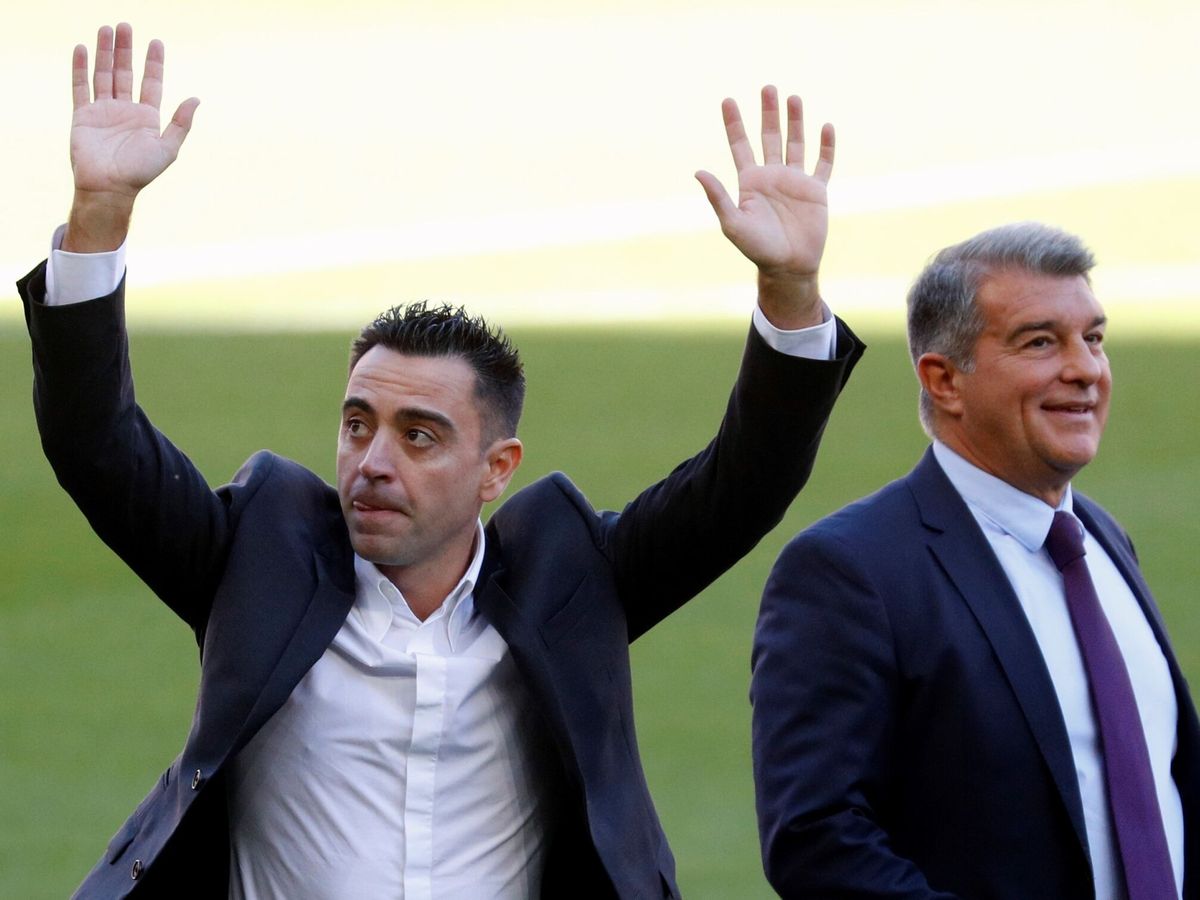 Foto: Xavi junto a Laporta en su presentación como técnico del Barça. (Efe/Alejandro García)