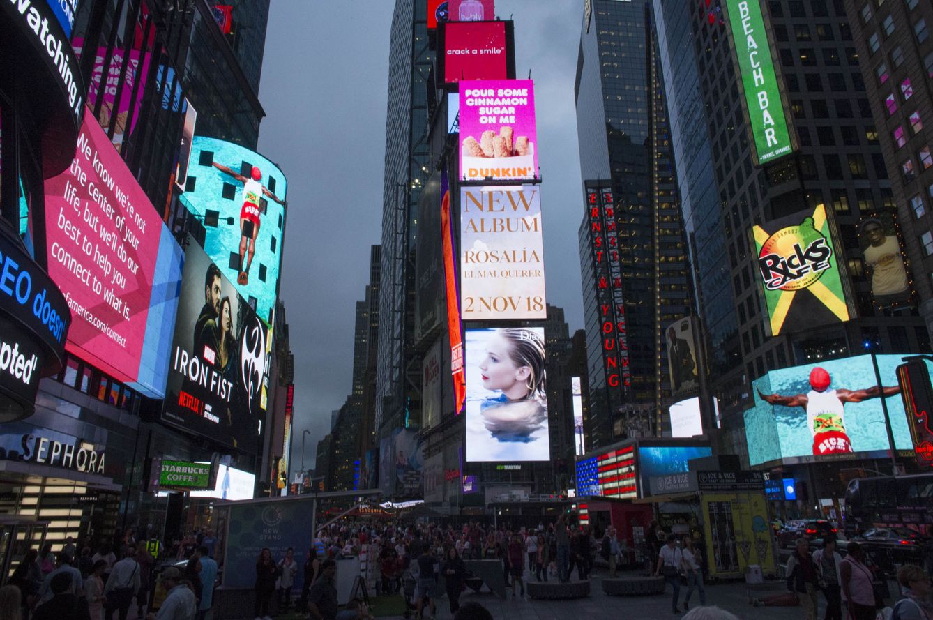 Anuncio con la fecha de lanzamiento del nuevo disco 'El mal querer' de Rosalía en Times Square, la plaza más concurrida de Nueva York (EFE)