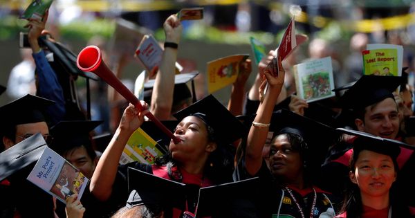 Foto: Estudiantes de la Universidad de Harvard, en Cambridge, durante su ceremonia de graduación. (Reuters)
