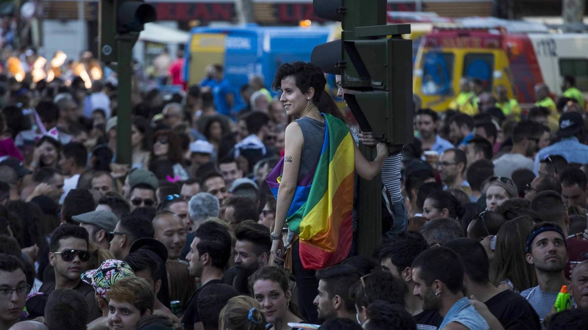 Los Franco exhiben el Orgullo Gay para defender un entierro en la Almudena