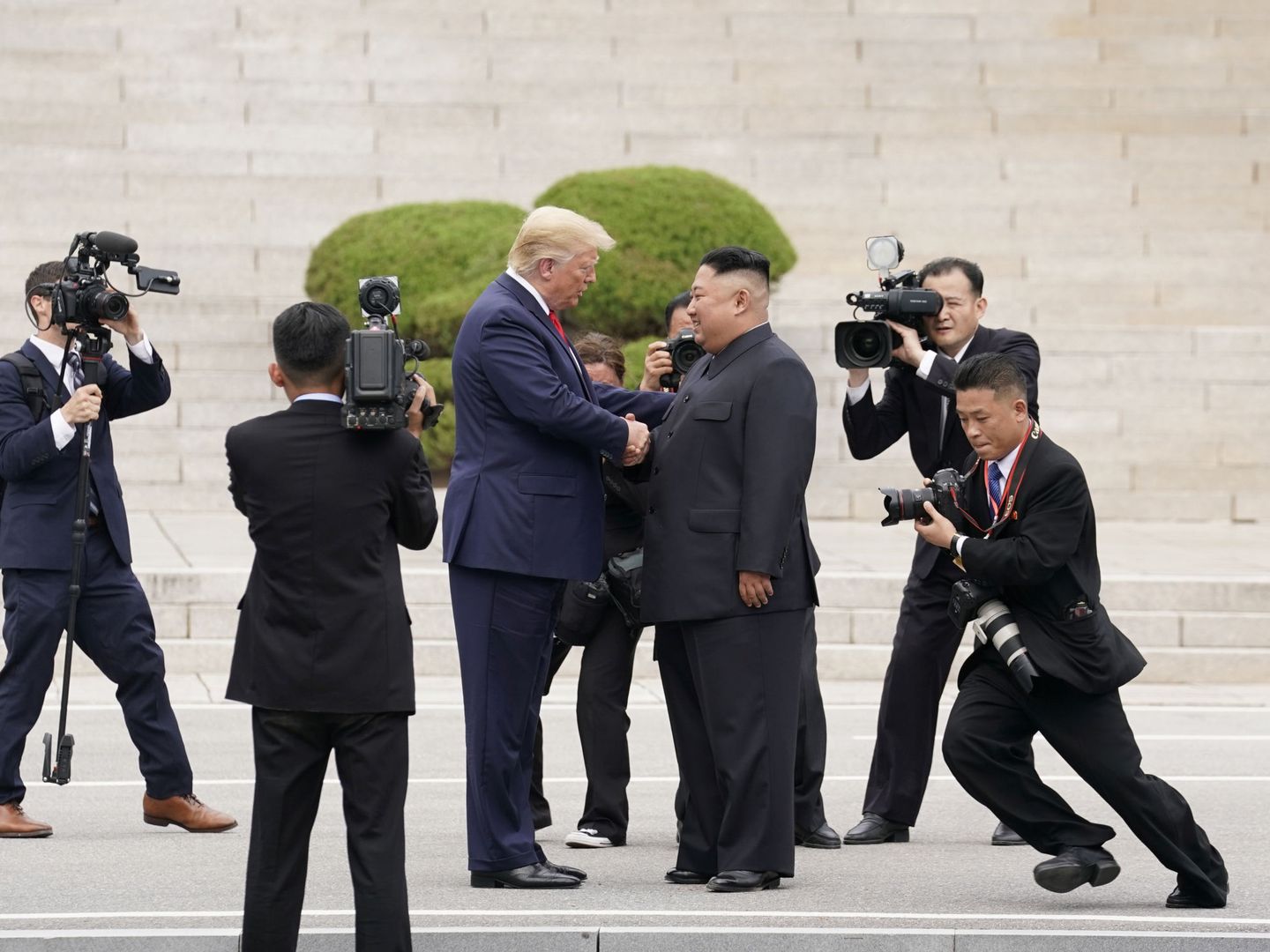 Momento del saludo entre ambos líderes. (Reuters)