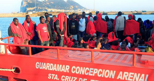 Foto: Llega al puerto de Algeciras el buque de Salvamento Marítimo "Concepción Arenal" con los 274 inmigrantes rescatados. (EFE) 
