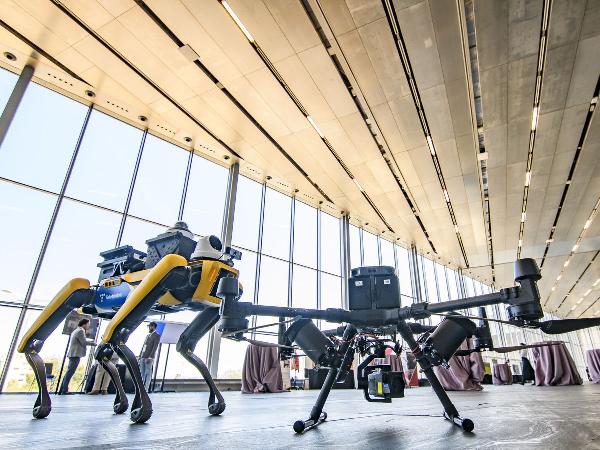 Foto: Un robot y un dron expuestos en el 5G Forum 2022. (EFE/Raúl Caro)