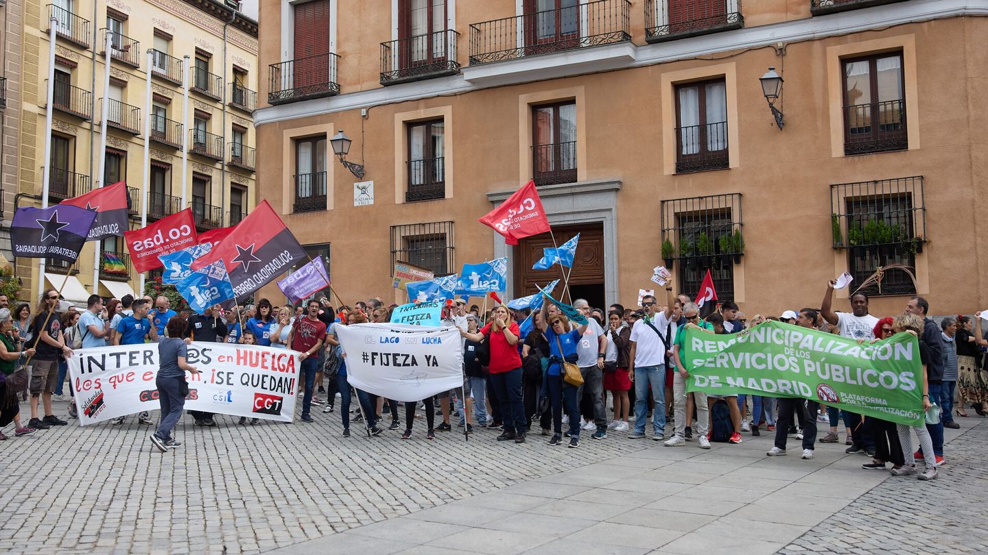 Manifestación en la Plaza de la Villa durante una jornada de huelga de trabajadores de centros deportivos municipales en junio. (Europa Press/Jesús Hellín)
