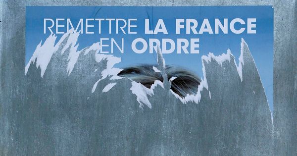 Foto: Un cartel electoral del Frente Nacional arrancado en Tulle, Francia. (Reuters)