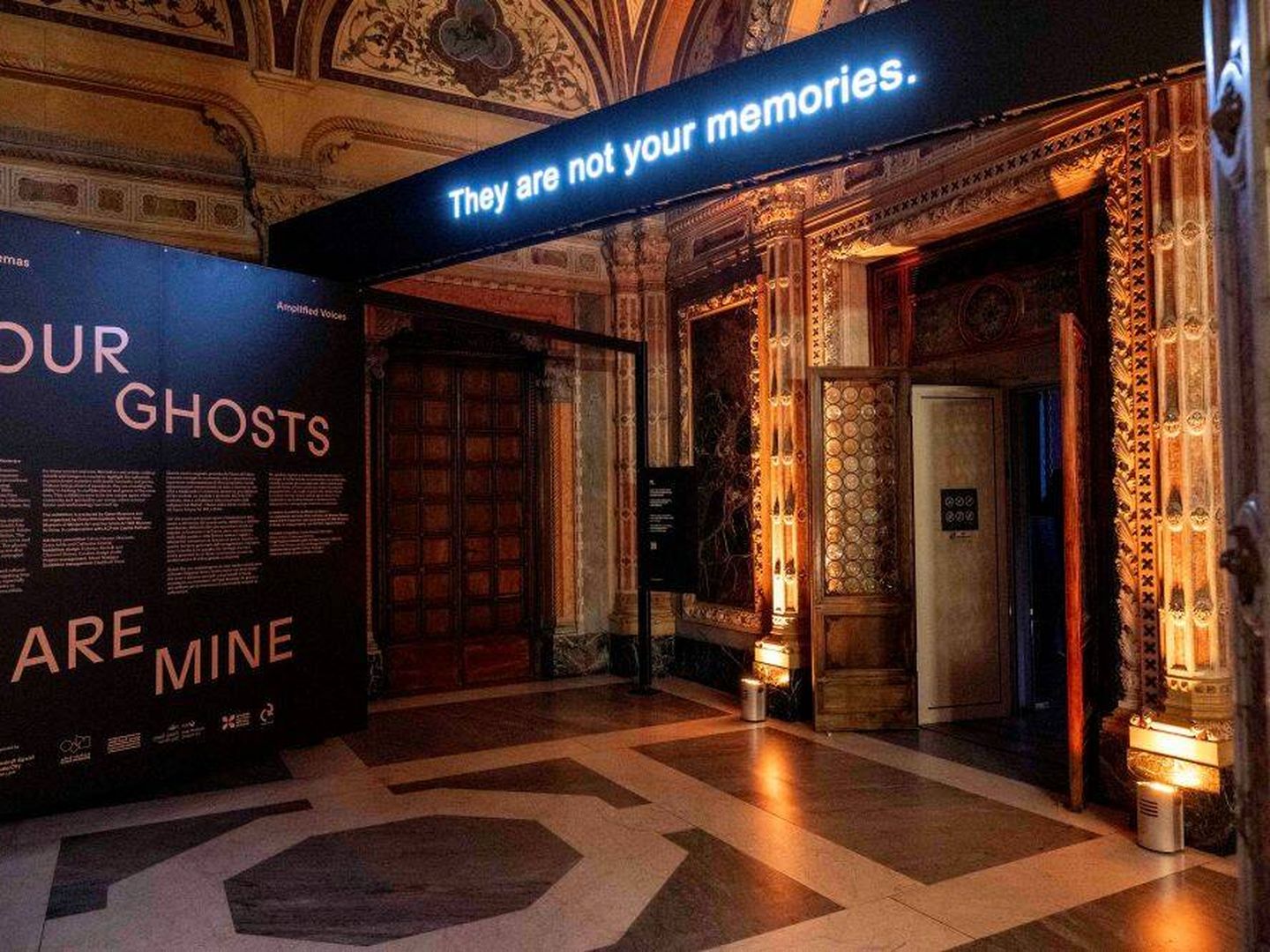 Entrada a la exposición 'Tus fantasmas son los míos', en el Palazzo Franchetti en Venecia. (Daniele Nanesso/Museos de Qatar) 
