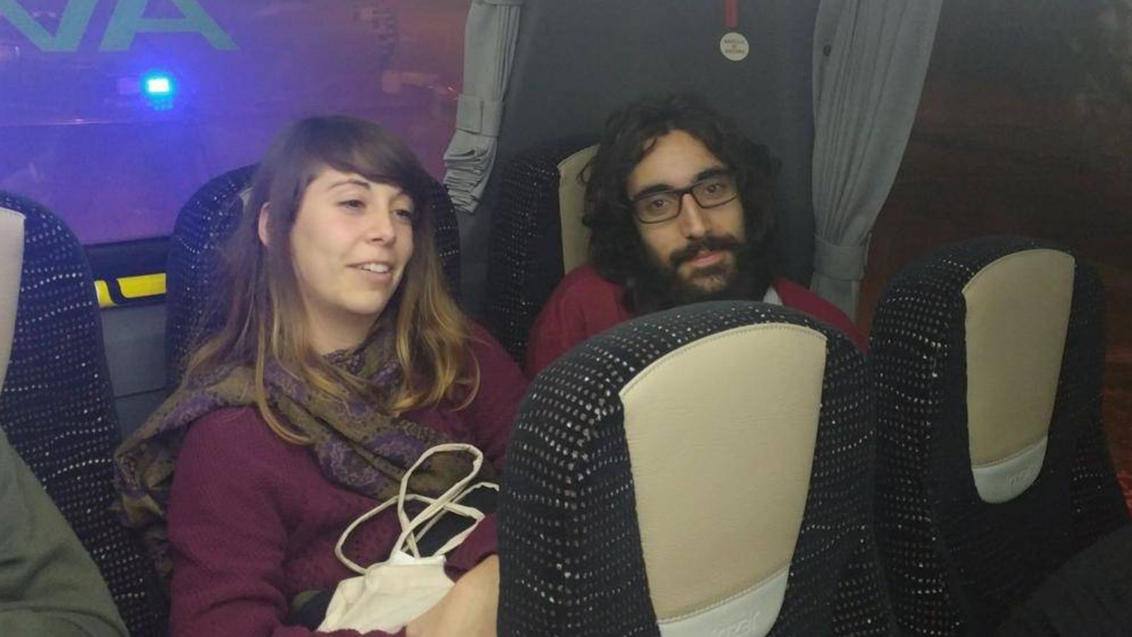Foto: Los 'cuperos' Laura Miralles y Roger Santacana en el autobús interceptado por la Policía Naciona. (Efe)