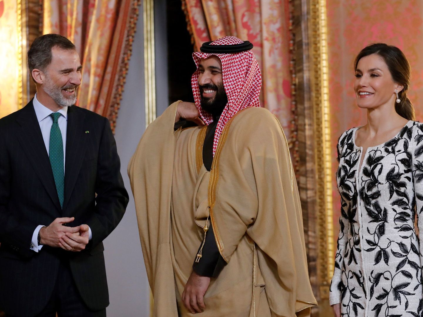 Felipe y Letizia, con el príncipe heredero de Arabia Saudí. (EFE)