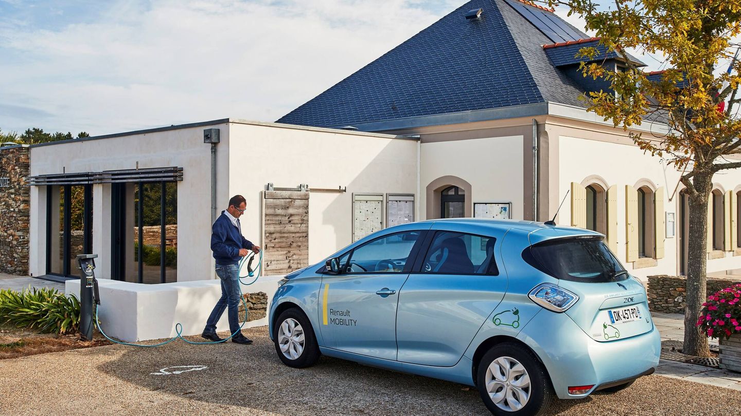En la experiencia piloto de Belle-Ile-en Mer, en Francia, la red de recarga se alimenta con placas solares instaladas en edificios públicos a los que también proveen de energía.