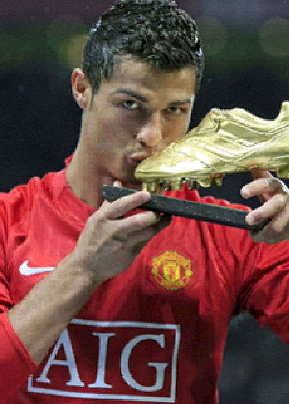 Foto: Cristiano Ronaldo acaricia el Balón de Oro