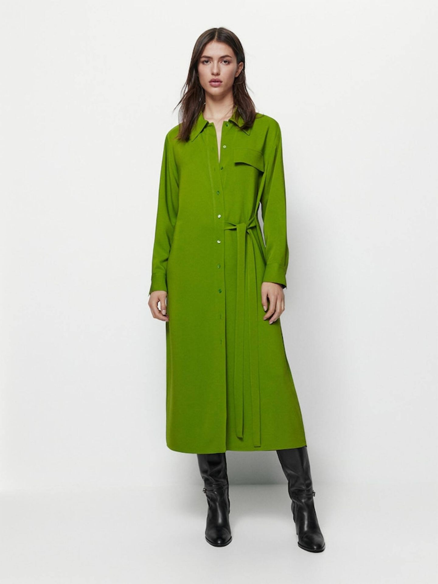 Vestido en el color tendencia de la temporada, el verde. (Massimo Dutti/Cortesía)