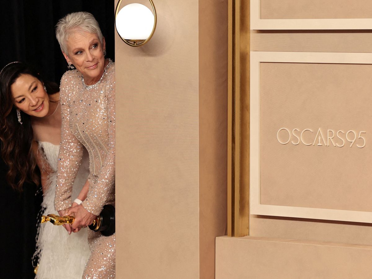 Foto: Jamie Lee Curtis y Michelle Yeoh en el backstage con sus premios Oscar (REUTERS/Mike Blake).