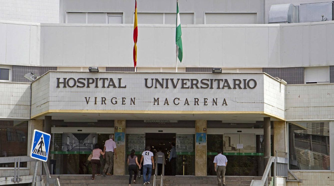 Acceso principal del Hospital Universitario Virgen Macarena de Sevilla. (EFE)
