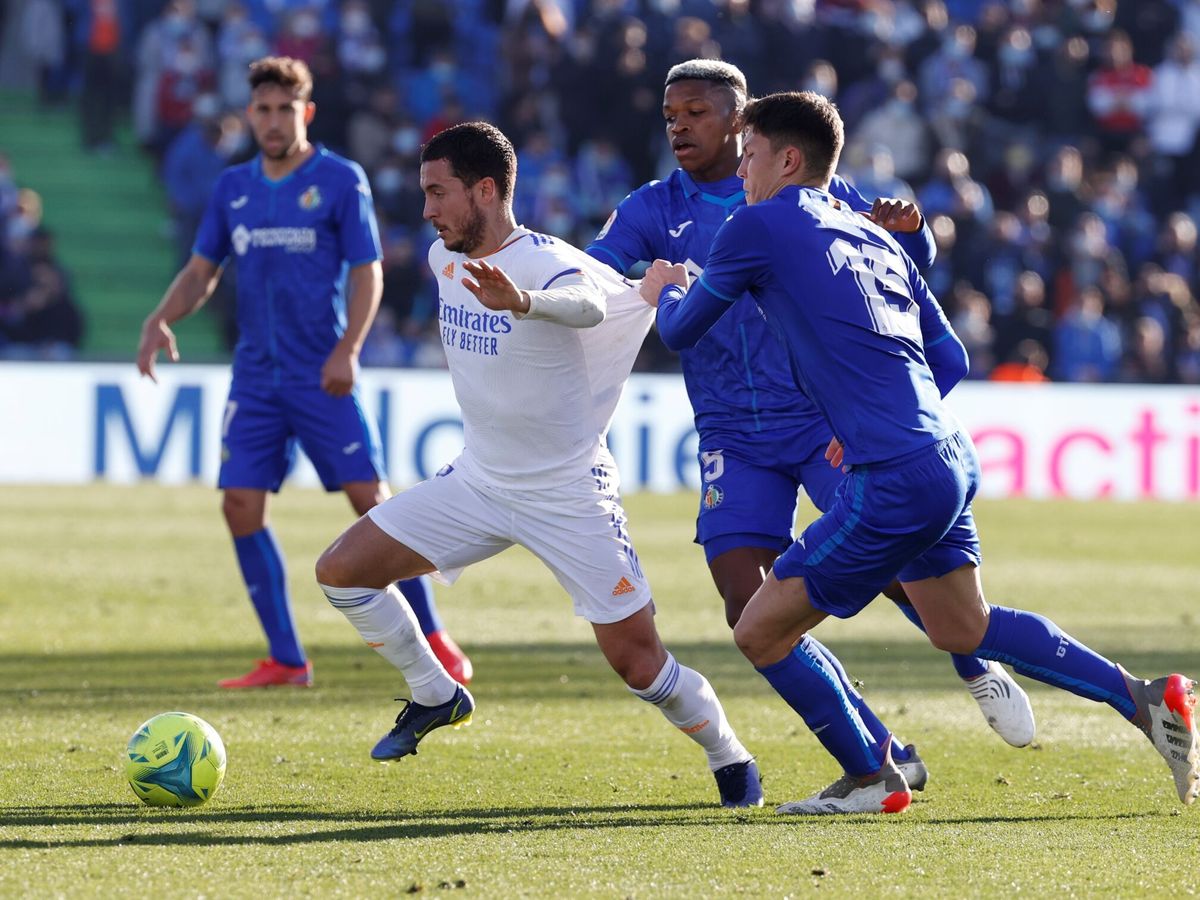 Foto: Jorge Cuenca agarra a Hazard en el partido entre el Getafe y el Real Madrid. (EFE/Juan Carlos Hidalgo)