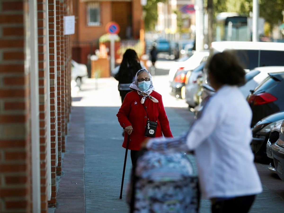 Foto: Varias personsa pasean por las calles de Fuenlabrada, el pasado 25 de septiembre. (EFE)
