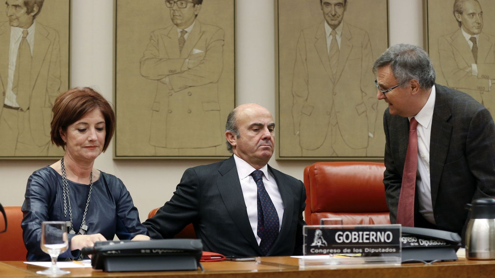 Foto: El ministro de Economía y Competitividad en funciones, Luis de Guindos (c), comparece ante la Comisión de Economía del Congreso. (EFE)