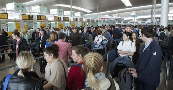 Foto: Largas colas en el aeropuerto de El Prat por los controles de pasaportes el pasado 30 de abril. (EFE)