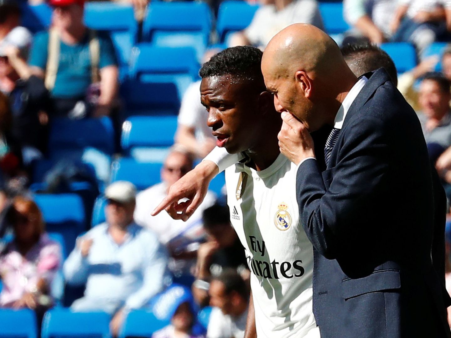 Zidane da consejos a Vinícius en un partido de la temporada pasada. (EFE)