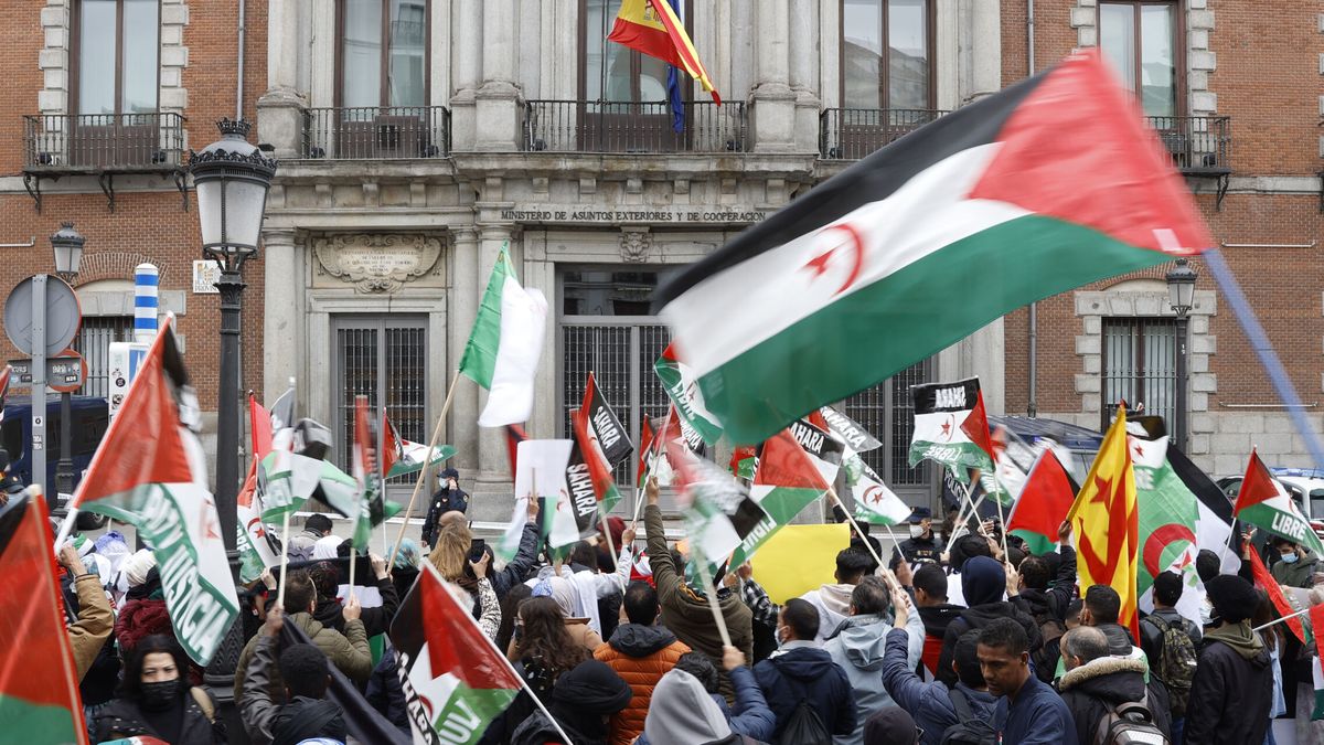 Protesta frente a Exteriores contra el giro del Gobierno en el Sáhara: "No se vende"