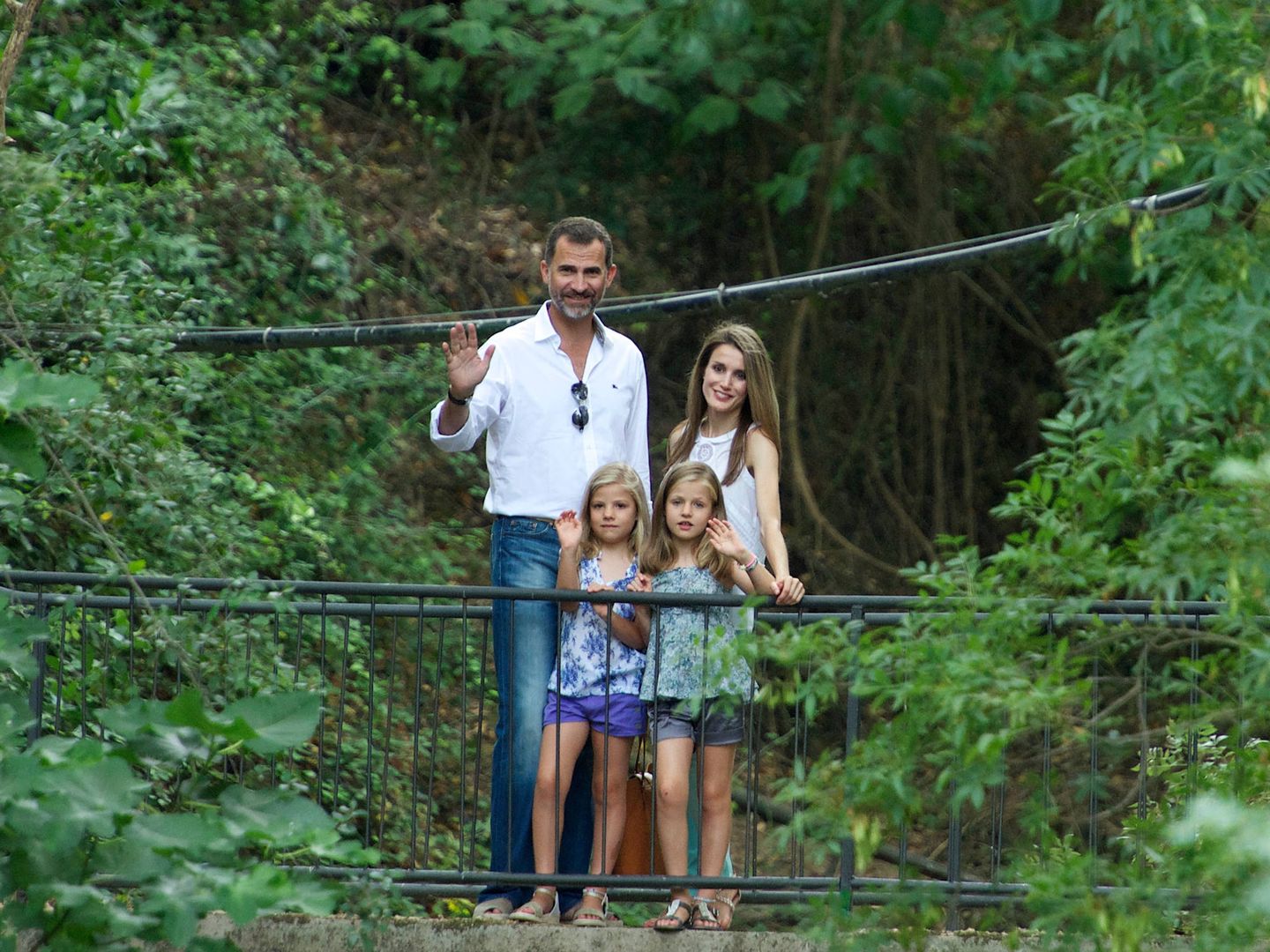 Felipe y Letizia con sus hijas en 2013 en la granja de Esporles. (Limited Pictures)
