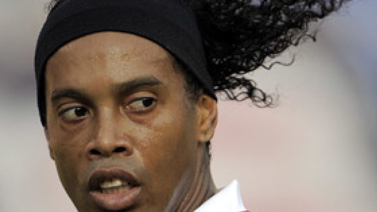 Berlusconi da la orden a Leonardo de que Ronaldinho juegue de delantero