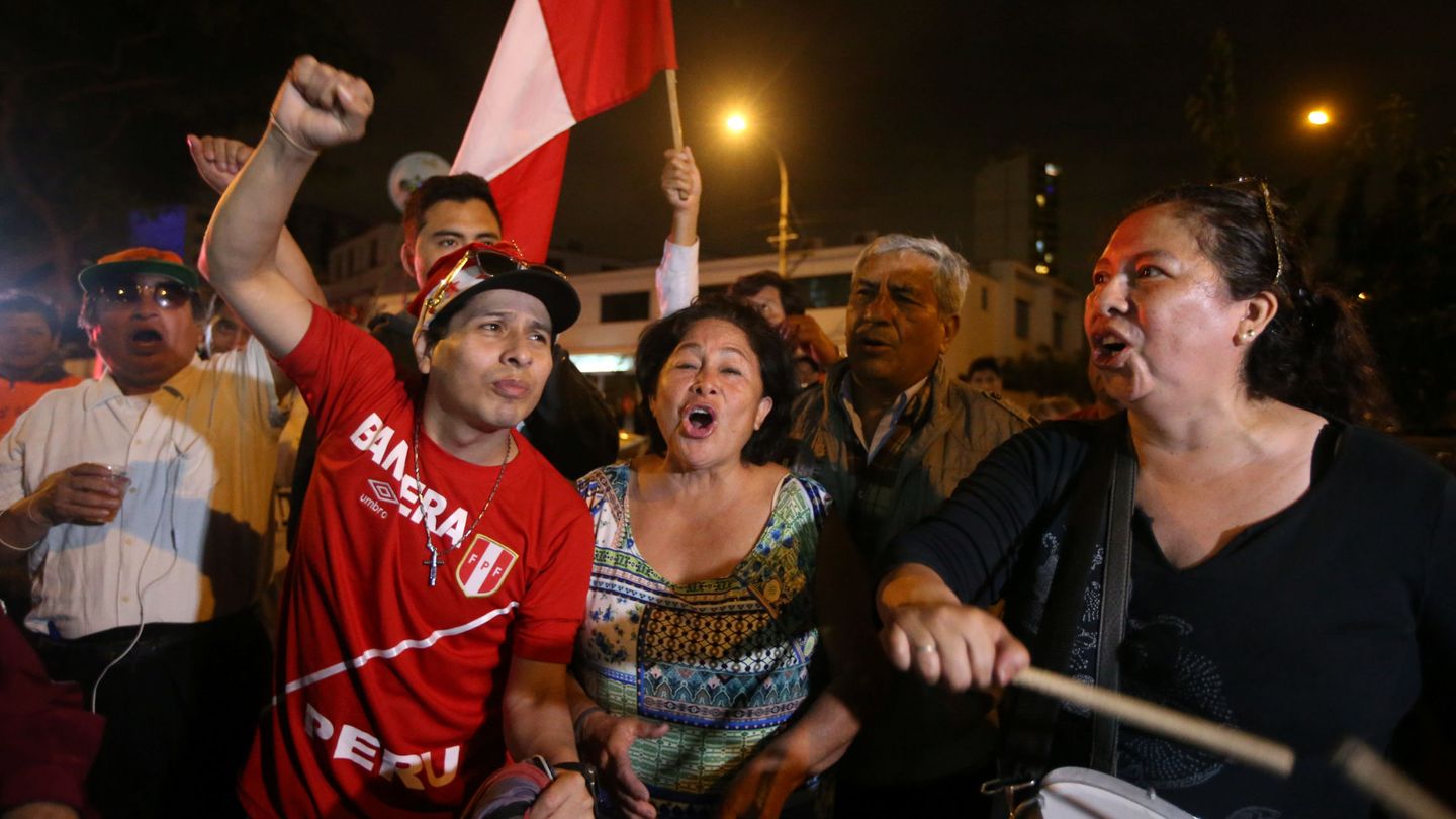 Decenas de peruanos celebran el indulto a Fujimori en las calles. (Reuters)
