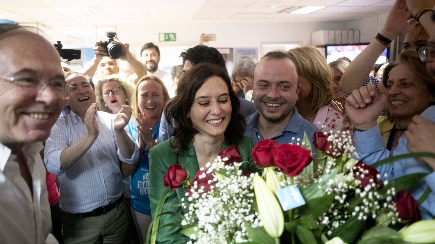 Carromero, en la sede de Génova, felicitando a Isabel Díaz Ayuso tras las últimas elecciones.