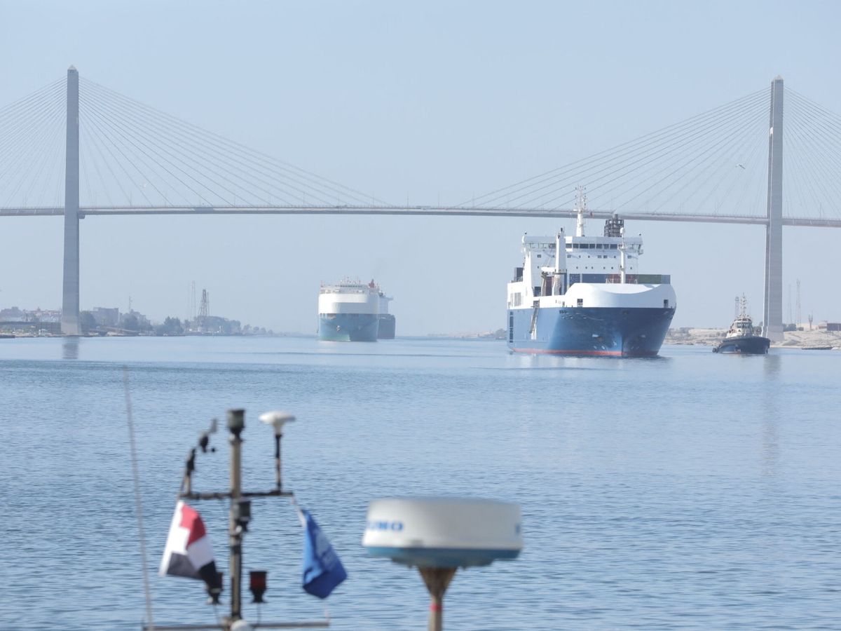 Foto: Grandes buques navegando por el canal de Suez. 