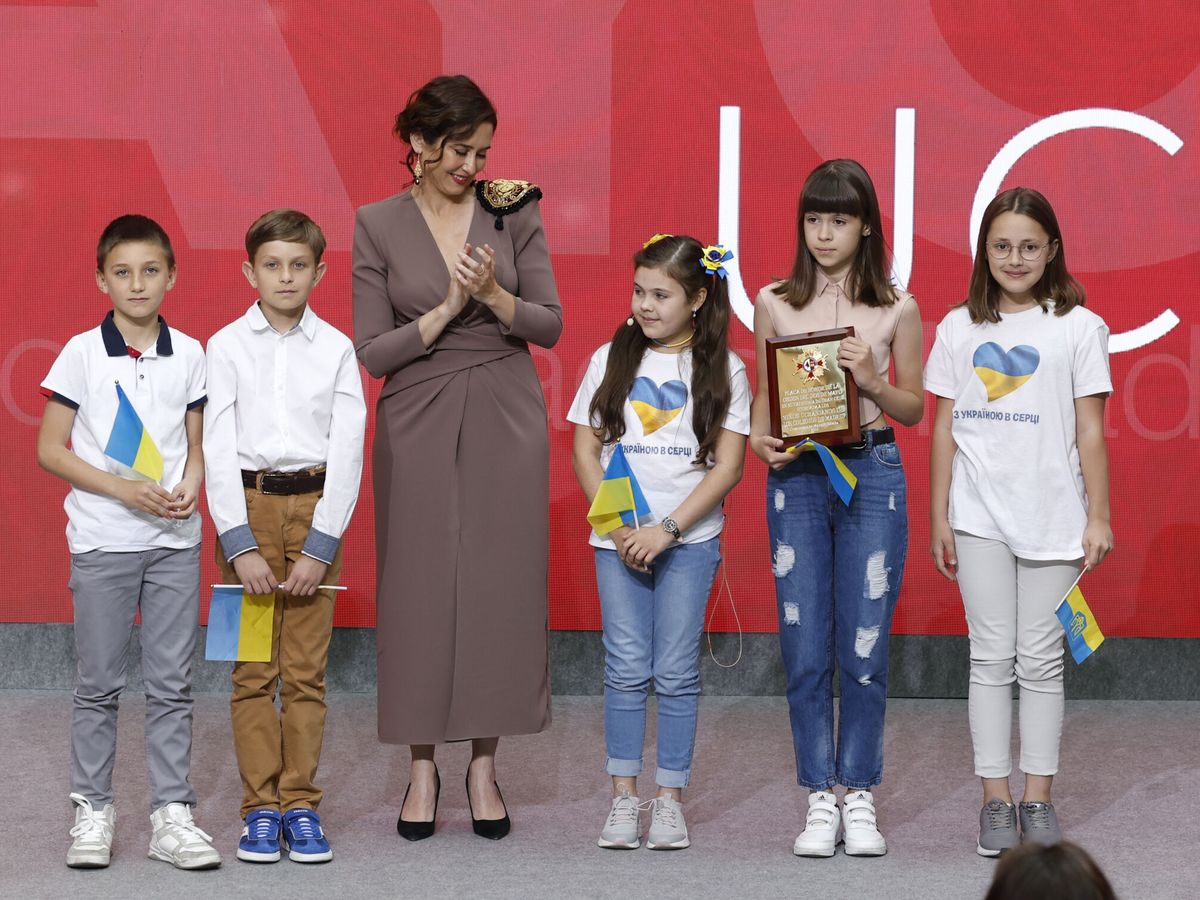 Foto: Isabel Díaz Ayuso con algunos de los niños ucranianos reconocidos en el Dos de Mayo. (EFE/J. J. Guillén)