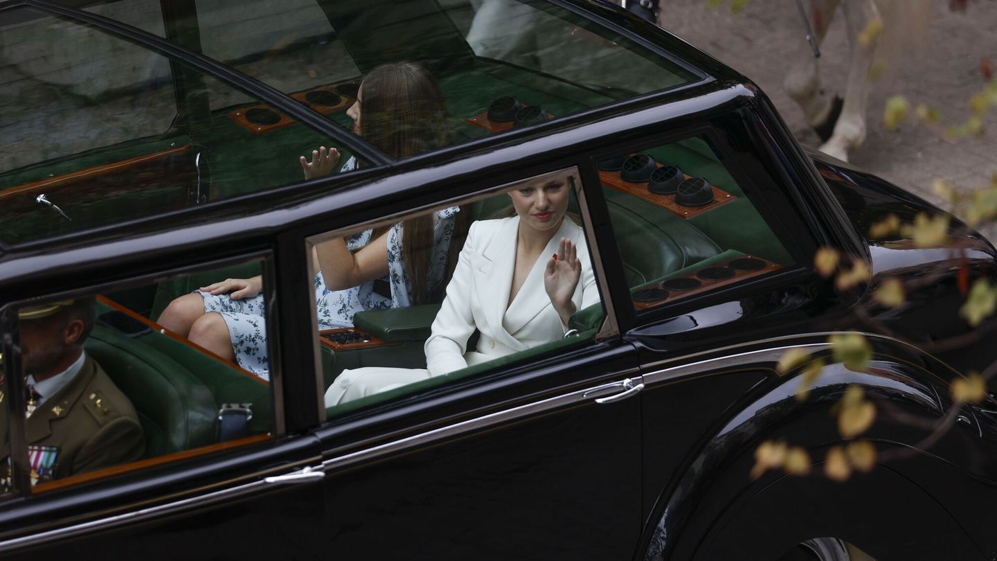 La princesa Leonor y la infanta Sofía a bordo del Rolls-Royce Phantom IV escoltadas por la Guardia Real. (EFE/Rodrigo Jiménez)