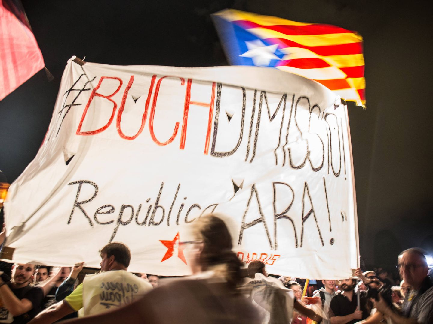 Pancarta de 'Buch dimisión, república ahora' que presidió el acto de homenaje al 1 de octubre. (D. Brunat)