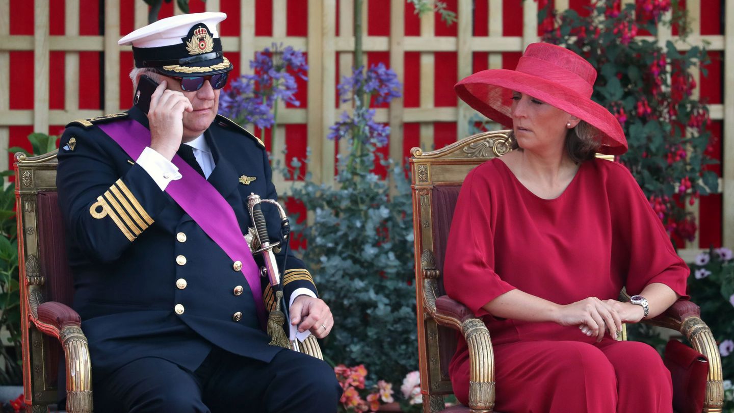 Claire de Bélgica, incómoda con la actitud de su marido en el Día Nacional de 2019. (Reuters/Yves Herman)