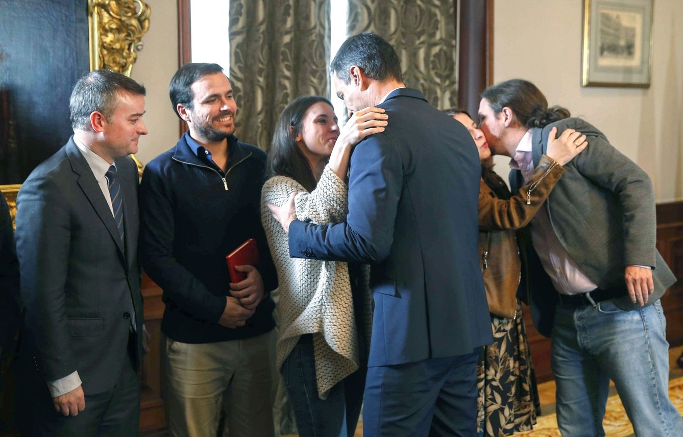 Pedro Sánchez y Pablo Iglesias besan a Adriana Lastra e Irene Montero, junto a Alberto Garzón e Iván Redondo, este 12 de noviembre en el Congreso. (EFE)