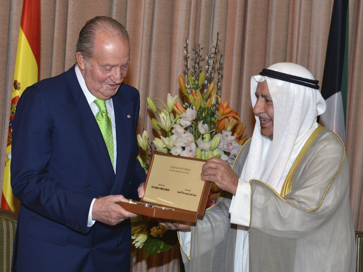 El rey Juan Carlos recibe un regalo de manos del presidente de la Cámara de Comercio e Industrias de Kuwait en 2014. (EFE)