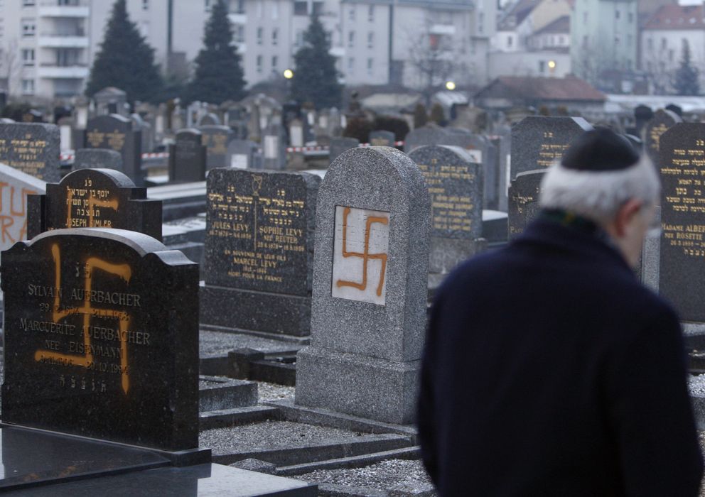 Foto: Francis Levy inspecciona las tumbas profanadas en el cementerio judío de Cronenbourg, Francia. (Reuters)