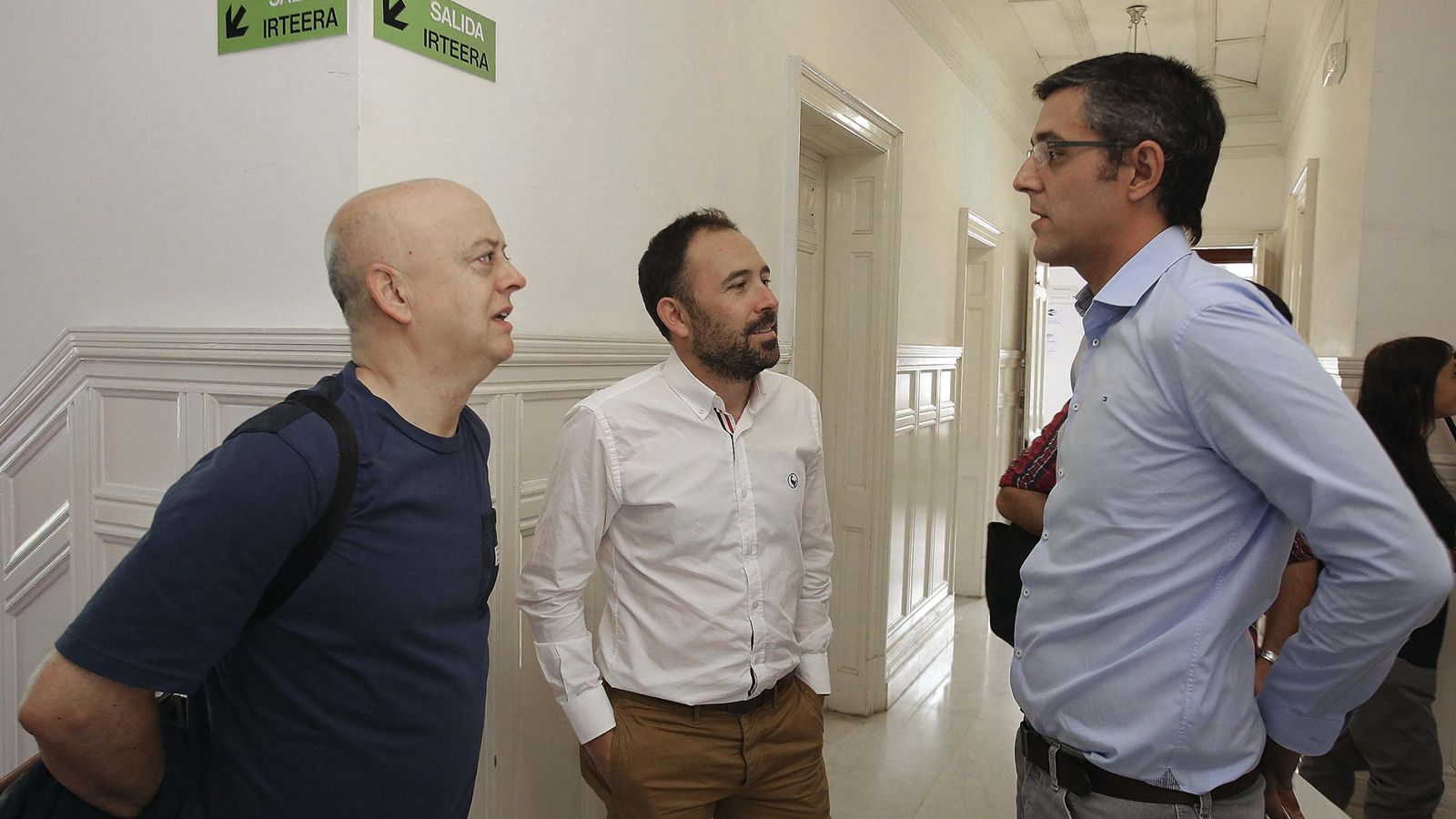 Foto: Eduardo Madina, junto a los socialistas Odón Elorza, cabeza de lista por Gipuzkoa, y Denis Itxaso, el pasado 9 de julio. (EFE)