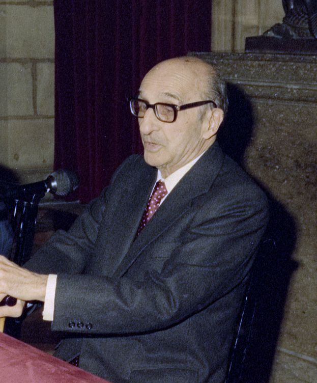 Foto: Joan Sardà recibiendo la Medalla de Oro de la Generalitat de Cataluña. (Wikipedia)
