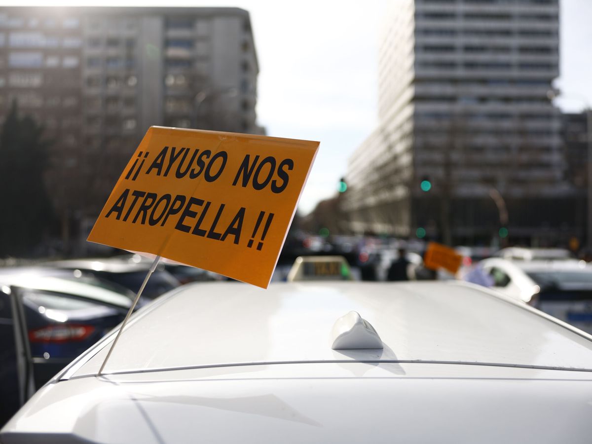 Foto: Marcha de taxistas del pasado 12 de enero ante el nuevo reglamento. (EFE/Rodrigo Jiménez)