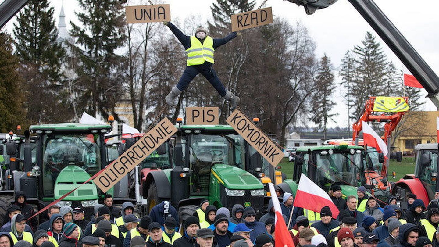 Campesinos polacos protestan en Czerniczyn, cerca de la frontera con Ucrania. En la pancarta se lee 'UE', 'Gobierno', abajo desde la izquierda: 'Oligarcas' y 'usurpador de la justicia'. (Wyborcza / Jakub Orzechowski)