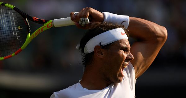 Foto: Rafa Nadal golpea una bola en Wimbledon | Reuters