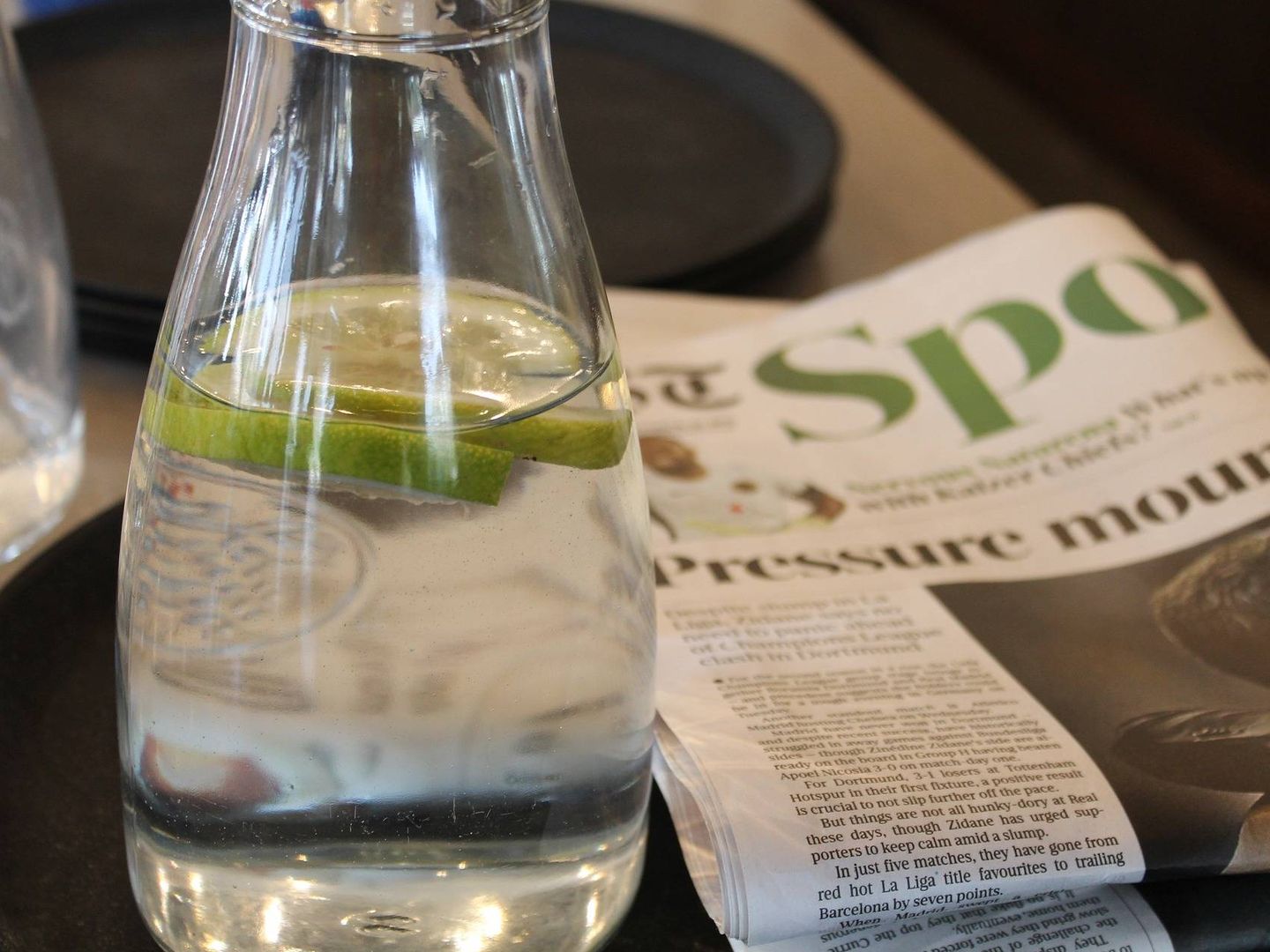 Una jarra de agua en un bar. (Pixabay)
